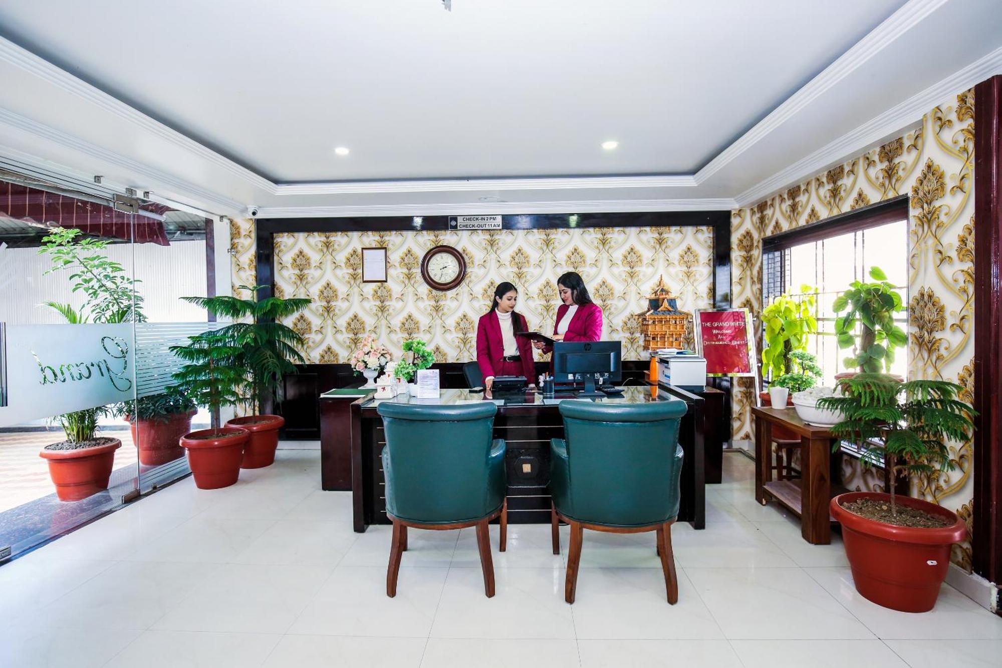 Hotel White Grand Shimla - In City Centre - A Centrally Ac Hotel Ngoại thất bức ảnh
